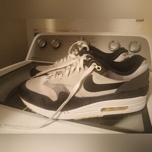 Nike Men's Black and White Sneakers